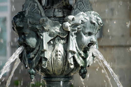 Ville de Domfront-en-Poiraie, fontaine publique, visage en gros plan, département de l'Orne, France