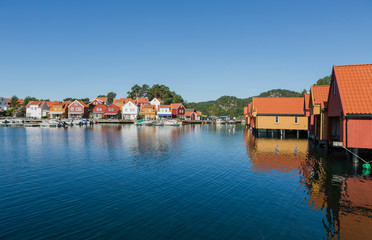 Fototapeta na wymiar Hafen und Häuser von Svennevik, Südnorwegen
