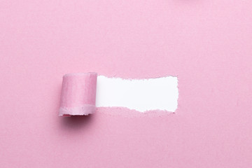 Loch im Papier mit zerrissenen Kanten weiß und pink