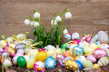 Schöne Ostereier und Schneeglöckchen zum Osterfest