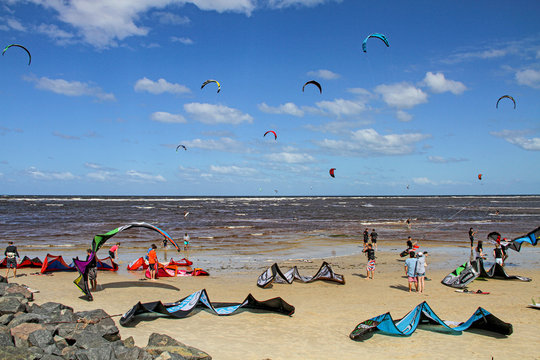 Kite-Surfer am Strand von Caloundra, Sunshine Coast, Queensland, Australien