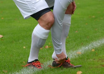 Le joueur de football change de chaussures