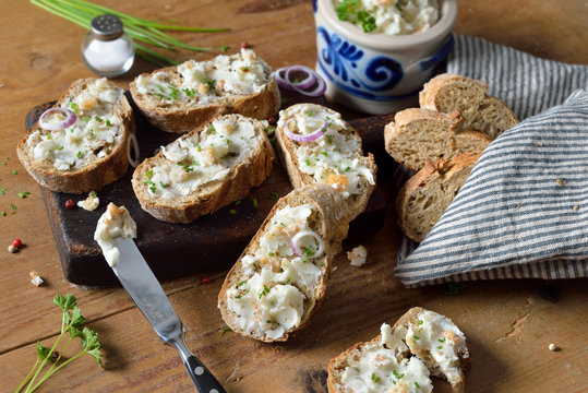 Rustikale Baguettescheiben mit deftigem Griebenschmalz - Baguette slices with hearty lard spread 