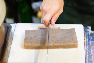 おでんの仕込み　こんにゃく