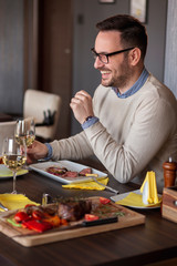 Obraz premium Man on a date in restaurant