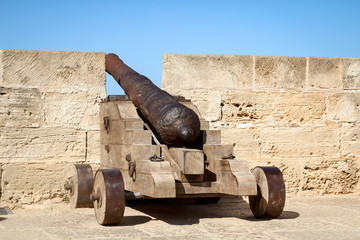 eine alte Kanone auf einer Lafette auf einem Wehr