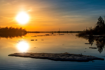 Obraz premium Ice on the river during the ice drift lit by the setting sun in the spring.