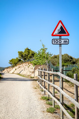 ein Schild warnt vor der Gefahr herunter stürzenden STeinen