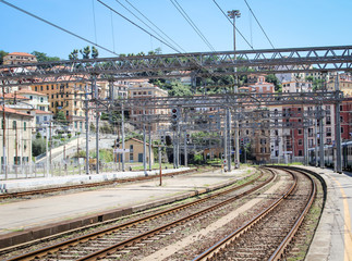 Oberleitungen über mehrere Bahngleise und Bahnsteige