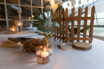 Decorazioni con candele accese su tavolo