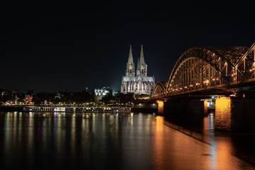 Fototapeta premium cologne cathedral and iconic bridge at night