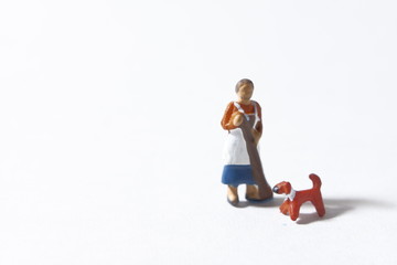 箒で掃除をする女性と犬