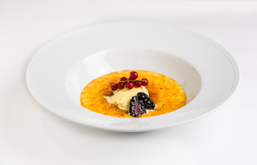 deliciosa sobremesa de leite de creme com amoras
