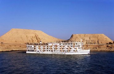 Kreuzfahrtschiff vor demTempel von Abu Simbel