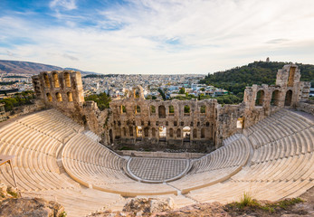 Odeon van Herodes Atticus in Akropolis van Athene in Griekenland bekijken van bovenaf