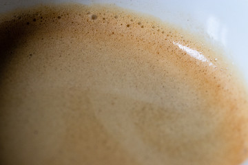 close de café expresso em xicara branca