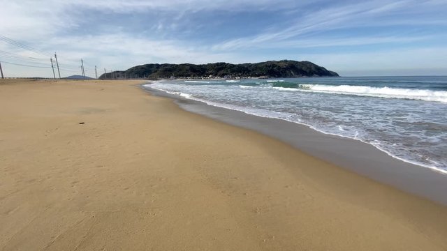 足元に打ち寄せる波を見ながら滑らかな砂浜を歩く トラック 志賀島を望む パノラマ 海の中道海岸_v43_00572(ISLL2560_11_MOV)