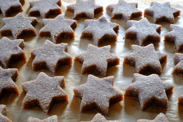 Ausgestochener Teig für des Weihnachtsgebäck