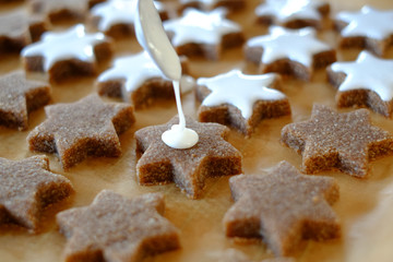 Mit Zuckerguss werden die Weihnachtskekse verziert