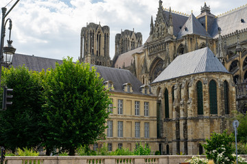 Obraz premium Katedra Notre Dame w Reims we Francji. Pałac Tau - historyczna rezydencja arcybiskupów Reims