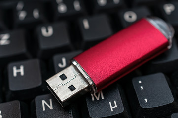 Speicherstift und Tastatur PC