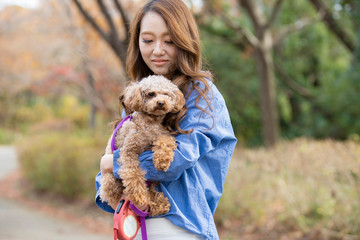 ペットを抱っこする若い女性