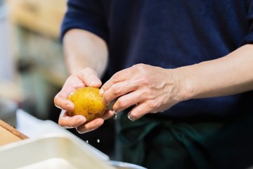 おでんの仕込み　イモ