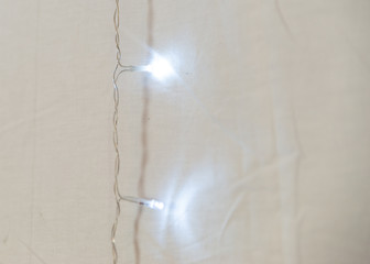 Lichterkette leuchter vor hellen Hintergrund