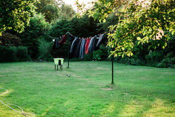 Wäsche auf der Leine weht am Abend im Wind
