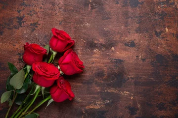 Fotobehang Red rose flowers bouquet on wooden background Valentine's day greeting card Copy space Top view © lizaelesina