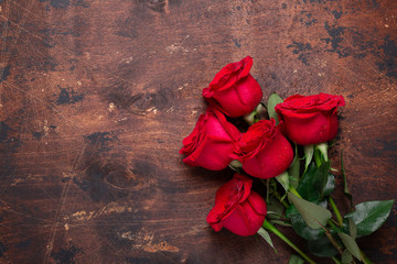 Red rose flowers bouquet on wooden background Valentine's day greeting card Copy space Top view - 310469923