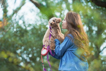 ペットにキスする女性