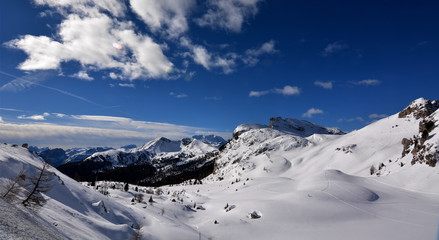 Fototapeta na wymiar Il bellissimo paesaggio dal passo Valparola sulle Dolomiti
