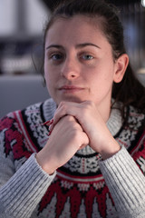Mujer joven seria mirando al frente