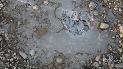 Reif auf Pflanzen nach einer frostigen Nacht im Dezember