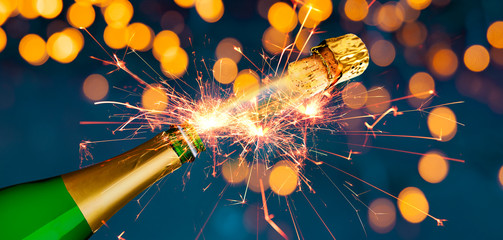 Champagnerflasche vor unscharfem Hintergrund an Silvester
