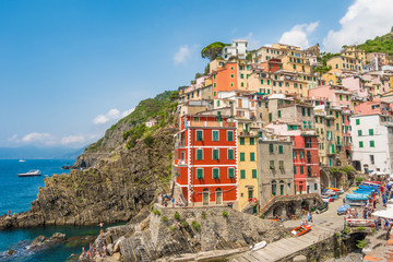 Fototapeta na wymiar Colorful Italian Village on cliffs by the sea in Cinque Terre, Italy.