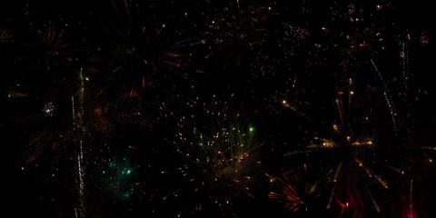 Komplett mit Feuerwerk bedeckter Himmel-Hintergrund für Silvester, Neujahr und Party