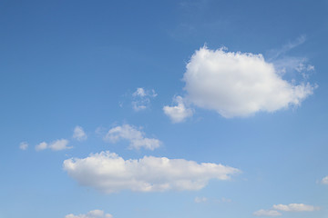 Blue sky with cloud fluffy for background