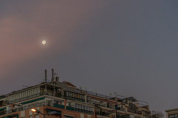 Luna sobre edificio de apartamentos en Barcelona