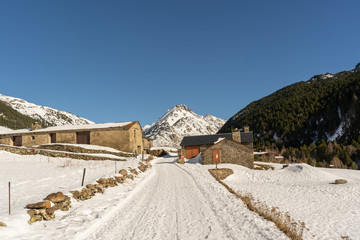 Paisajes y montañas nevadas en Andorra