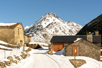Paisajes y montañas nevadas en Andorra
