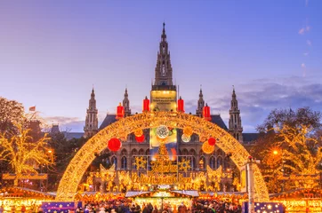 Abwaschbare Fototapete Wien Festliches Stadtbild - Blick auf die Wiener Weihnachtswelt und das Wiener Rathaus am Rathausplatz, Österreich