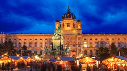Selbstklebende Fototapeten Festliches Stadtbild - Blick auf das Weihnachtsdorf am Maria-Theresien-Platz in der Stadt Wien, Österreich © rustamank