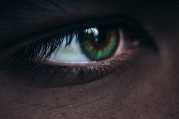 persona afroamericana con ojos verdes