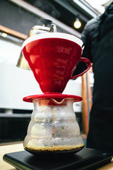 Barista preparando café filtrado con metodo V60
