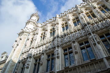 Obraz premium The Town Hall of the City of Brussels is a Gothic building from the Middle Ages. It is located on the famous Grand Place in Brussels, Belgium. Side view from bottom to top.