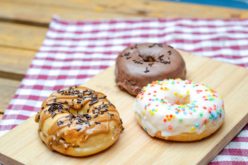 donas de diferentes sabores en tabla de madera