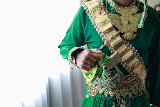 Groom is posing in Bugis Traditional dress