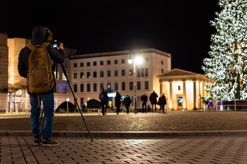Photographer at Brandenburger Gate, A photographer takes pictures of the Brandenburg Gate at Christmas time, Christmas tree, Christmas lights © Ronny Rose